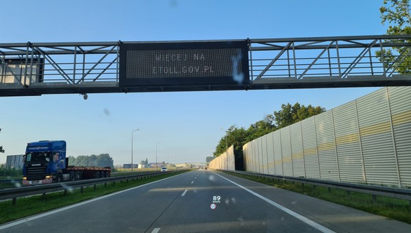 Transporty z pomocą są zwolnione z opłaty drogowej. Jest specjalny adres