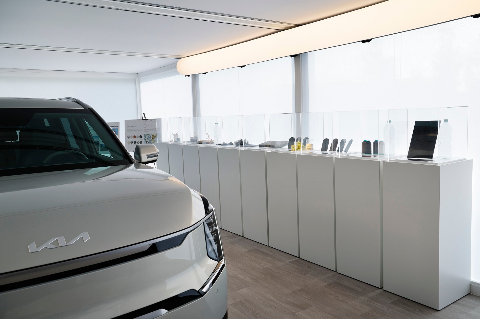 Obok auta wystawa materiałów, z których powstało jego wnętrze