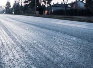 "Czarny lód" na drogach. Jak nie wpaść w poślizg?