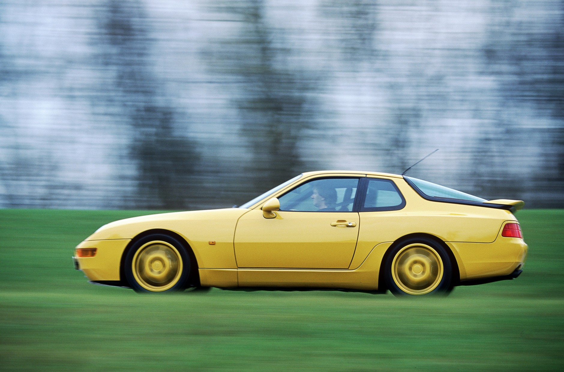 Porsche 968 pokazano w 1991 r., więc jako nowość powinno się dobrze sprzedawać. Niestety, od 1 sierpnia 1992 r. do 31 lipca 1993 r. wyprodukowano tylko 1188 sztuk tego modelu.