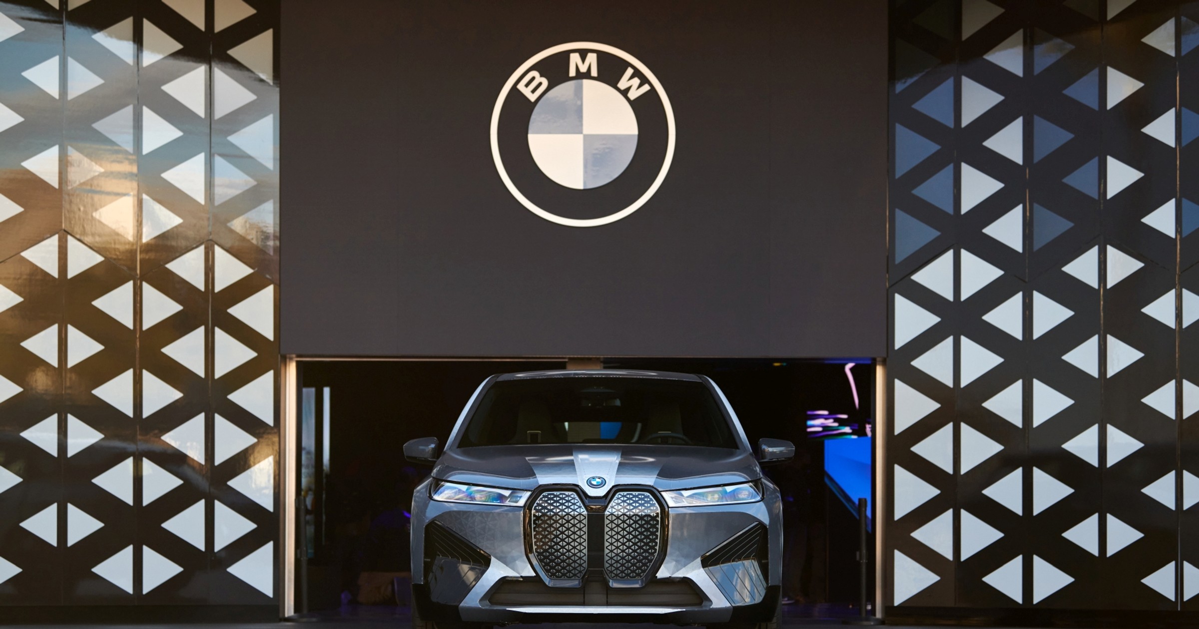 CES 2022: BMW Theater Screen — kino samochodowe nowej generacji
