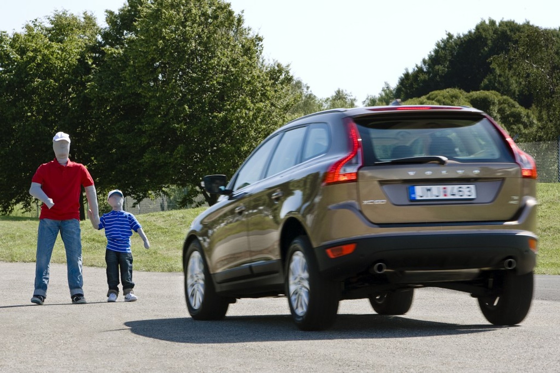 Manekin Volvo udaje pieszego - Poznajcie Boba