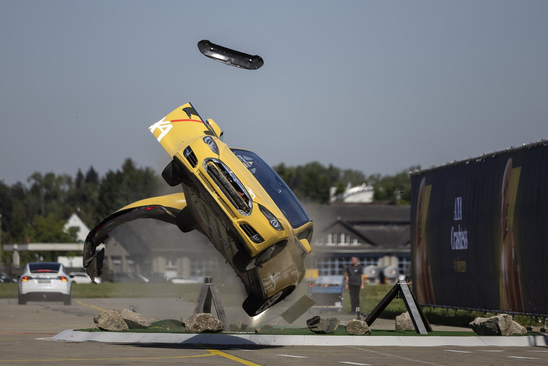 Test zderzeniowy Tesli przeprowadzony przez firmę AXA