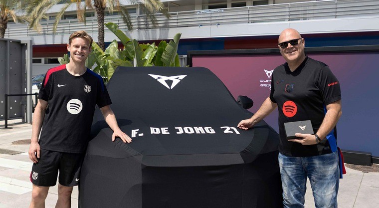 Frenkie de Jong odbiera kluczyki do Cupry Terramar VZ