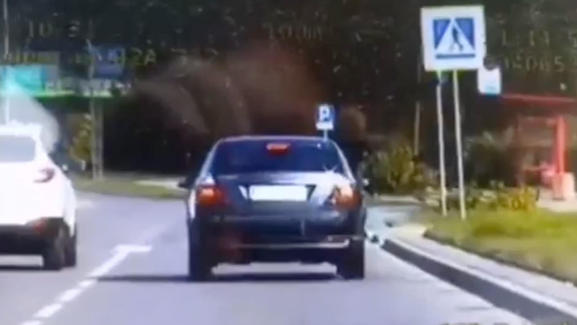 Wyprzedzanie na przejściu dla pieszych zarejestrowane przez kamerę w nieoznakowanym radiowozie