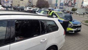 Policjanci zbili szybę w samochodzie, żeby ratować dziecko. Matka była im wdzięczna