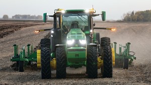 Autonomiczny traktor John Deere pracuje sam. Rolnik "ma wolne"