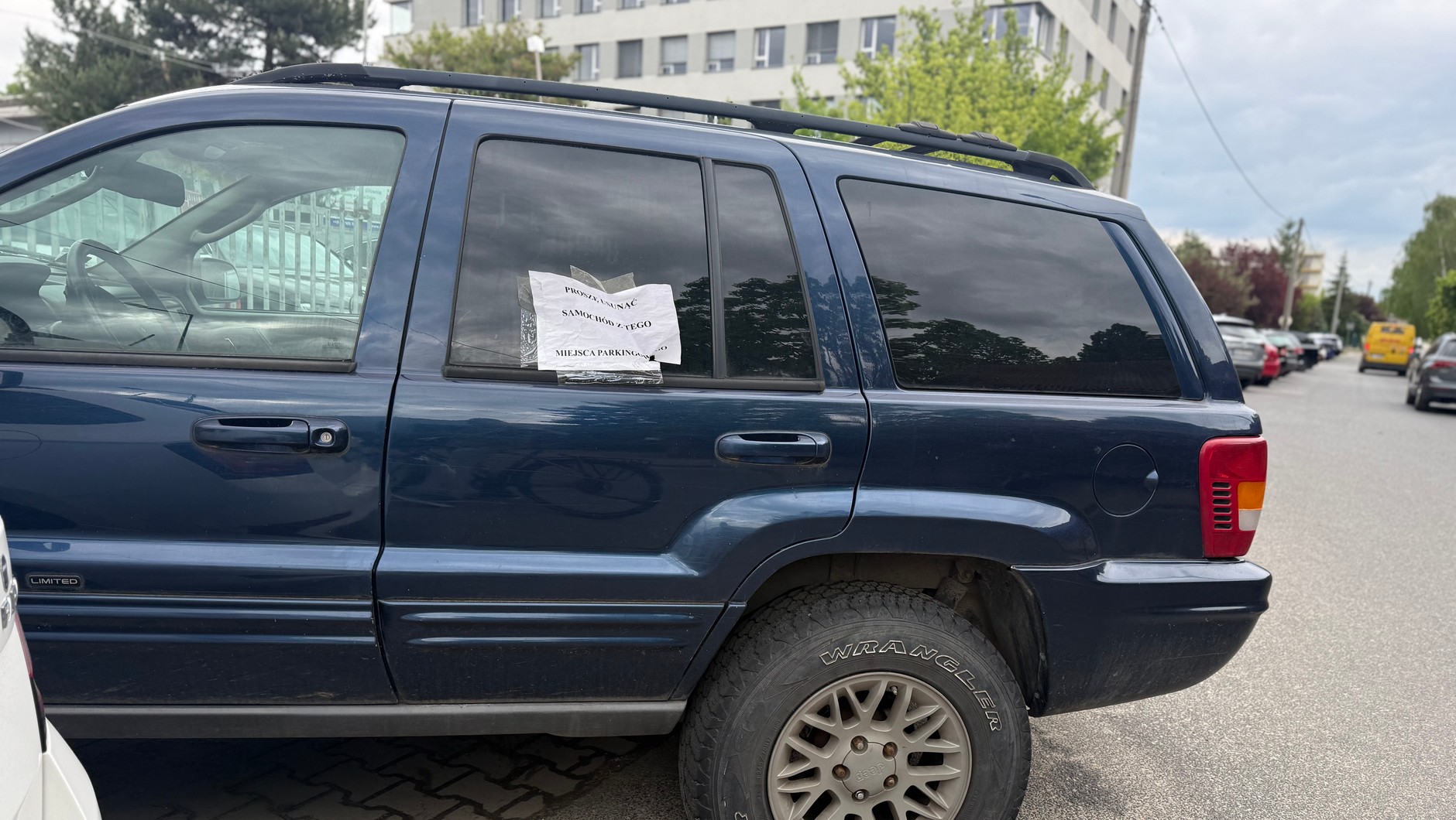 Uszkodzone samochody parkujące przy ul. Morelowej w Warszawie