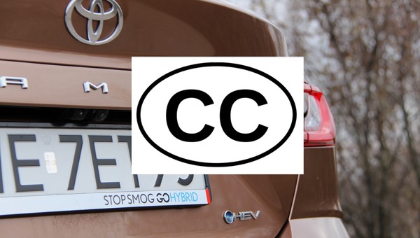Naklejka CC na samochodzie — co oznacza i kto ją może przykleić?