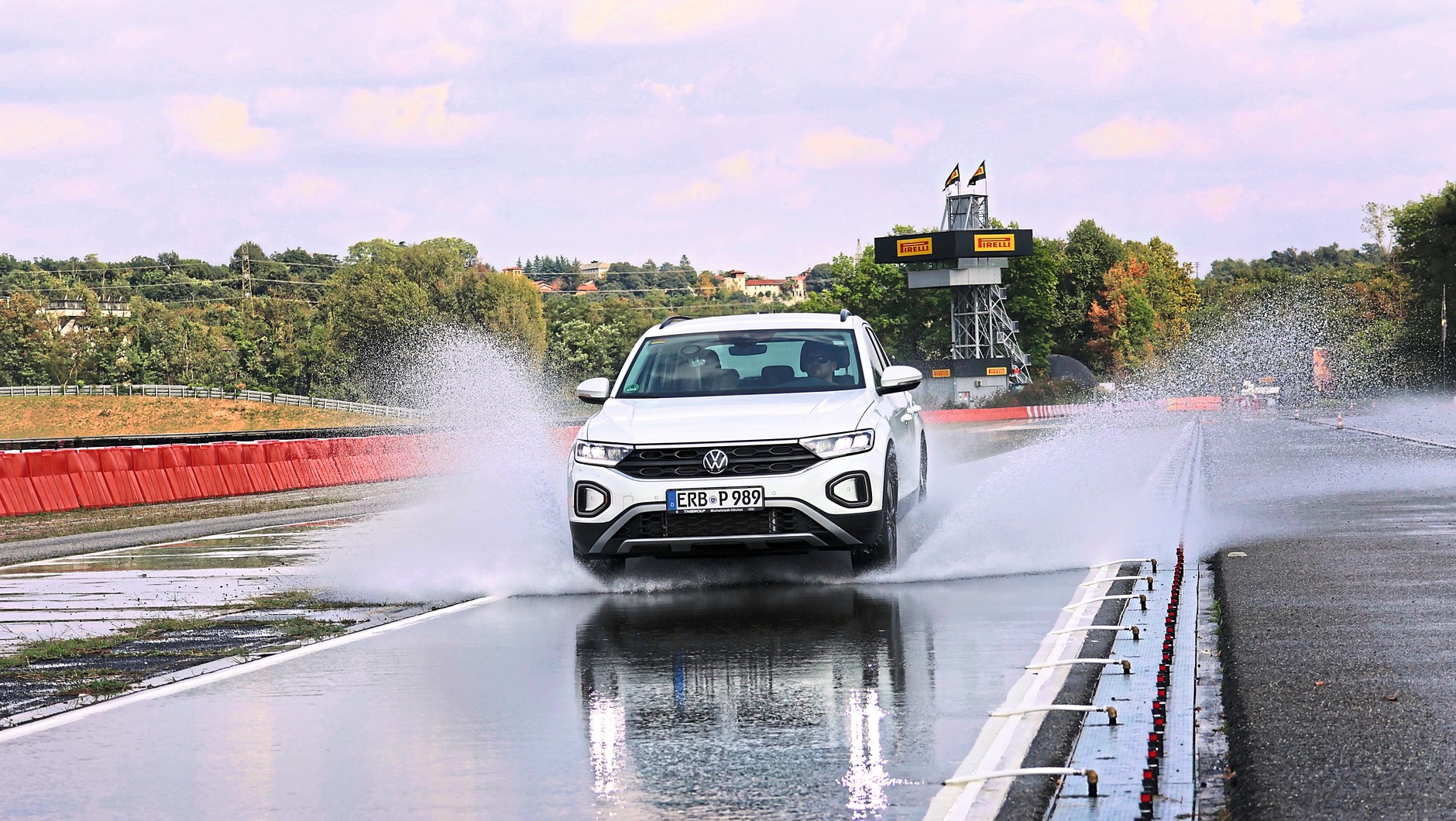Test opon całorocznych do mocnych SUV-ów: proby na mokrej drodze