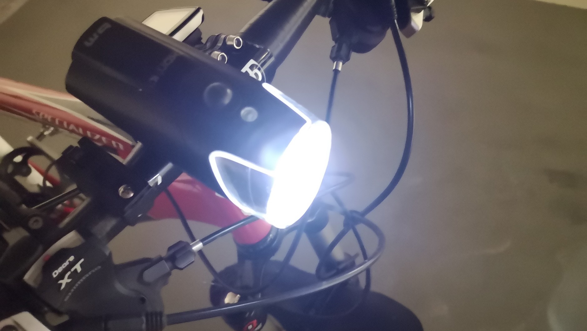 Dobra lampka rowerowa pozwala na szybką i bezpieczną jazdę w nocy przez las. Jeśli komuś mało światła, może używać równocześnie dwóch, co często daje lepszy efekt niż zastosowanie jednej, jeszcze wydajniejszej lampy