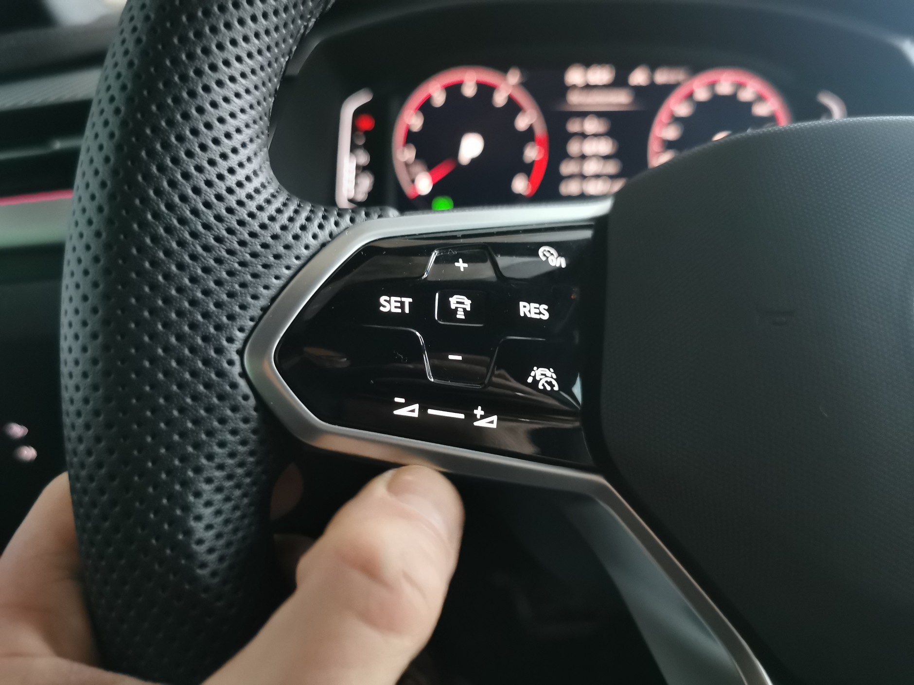 VW Arteon Shooting Brake: do regulacji głośności też służy gładzik