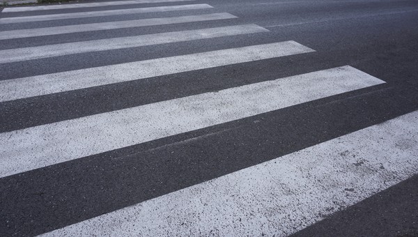 "Rzeczpospolita": wypadków jest mniej, kierowcy jeżdżą wolniej, ale piesi nadal giną