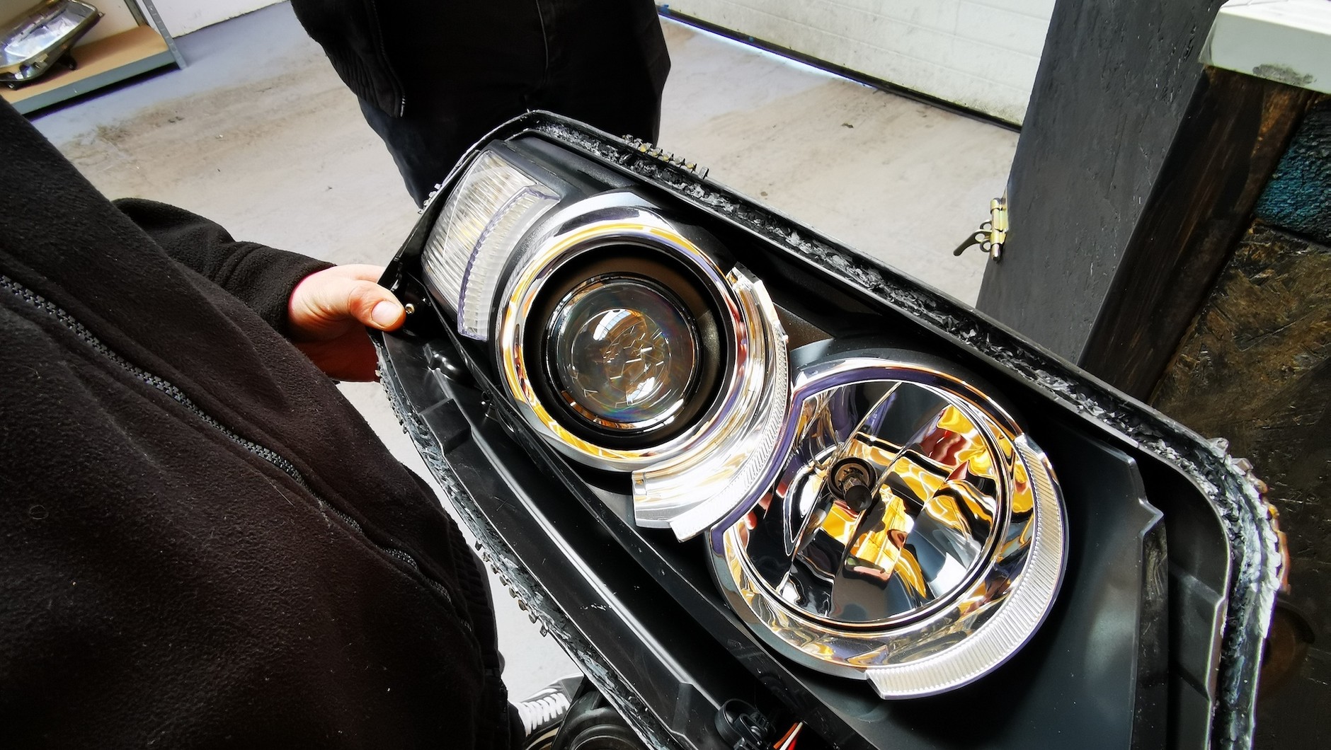 Reflektor z zamontowanym modułem Bi-LED, jeszcze przed przyklejeniem klosza i maskownicy