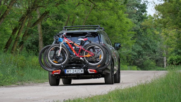 Thule EasyFold 3 – oto, jak się sprawdza składany w kostkę, "kieszonkowy" bagażnik na trzy, a nawet cztery rowery