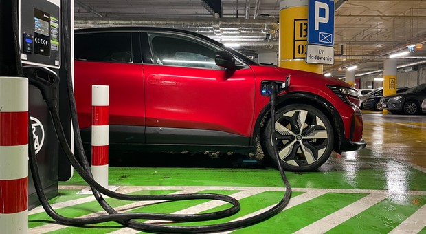 Ile samochodów elektrycznych i stacji ładowania jest już w Polsce? Najnowsze dane