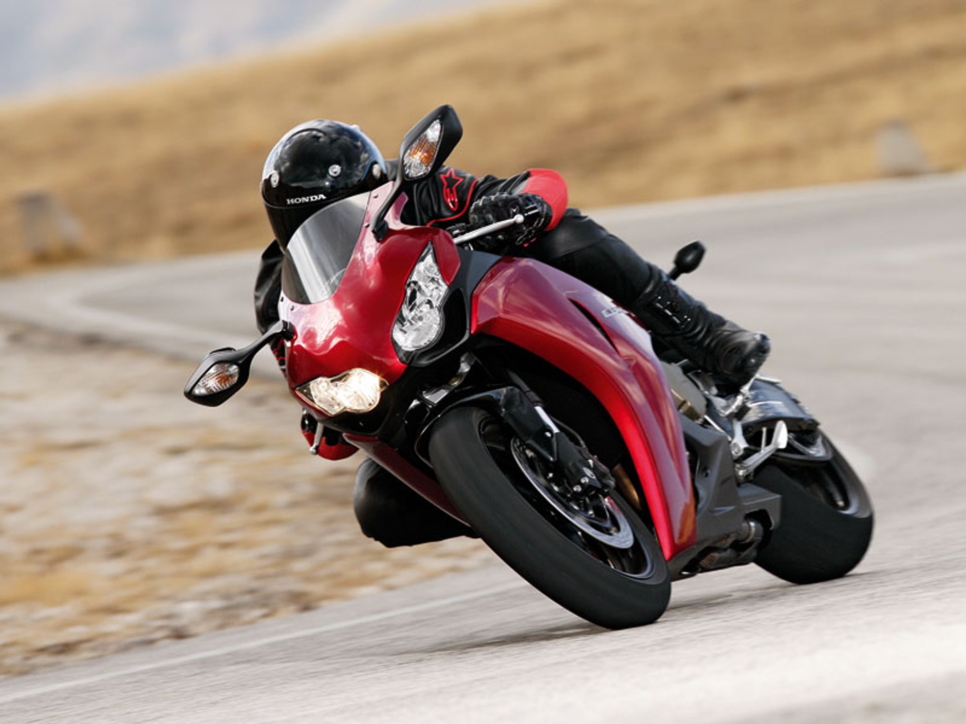 Honda CBR 1000 RR Fireblade 2008: naostrzona żyletka (prezentacja)