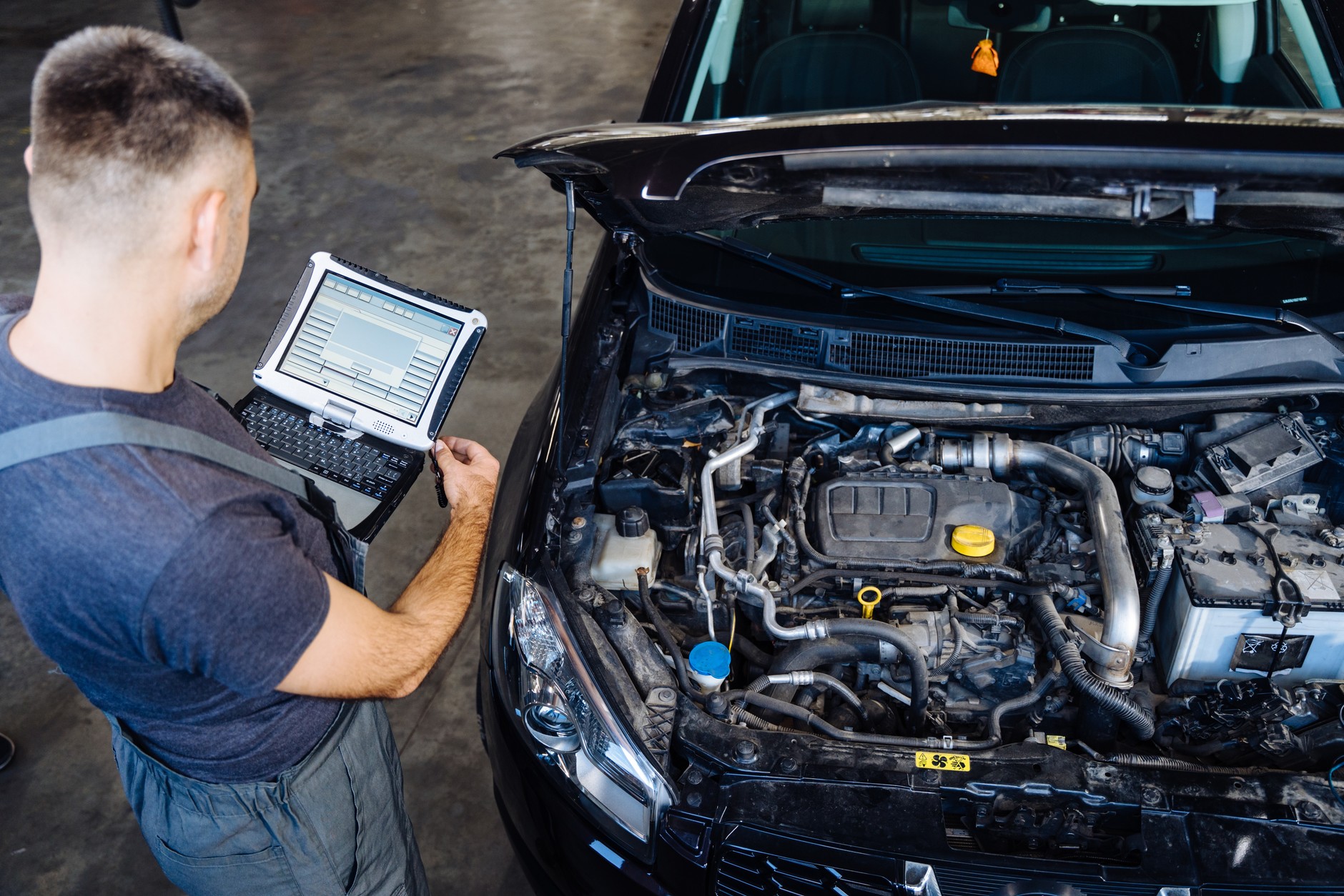 Samochód w warsztacie u mechanika - zdjęcie ilustracyjne
