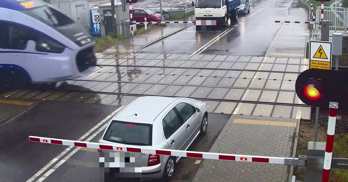 82-letni kierowca Skody zignorował czerwone światło przed przejazdem kolejowym i niemal wjechał pod pociąg