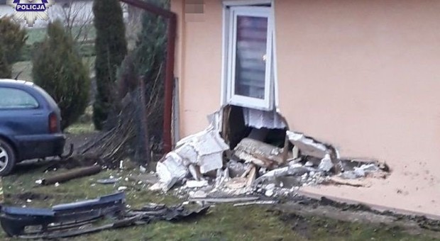 Wjechał samochodem prosto do sypialni. Mieszkańcy jeszcze spali