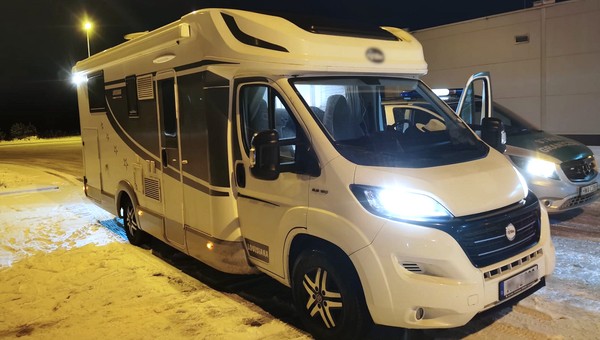 Oszukali go na kampera, mimo że wszystko sprawdził. Policja ostrzega. "Są coraz sprytniejsi"