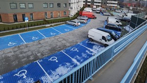 Deweloper znalazł sprytny sposób. Na tym osiedlu prawie cały parking pomalowano na niebiesko