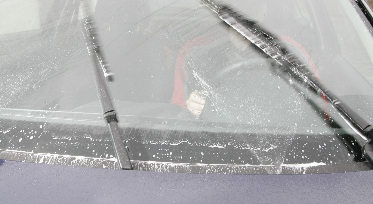 Mróz popsuł spryskiwacze w samochodzie. Jak je naprawić?