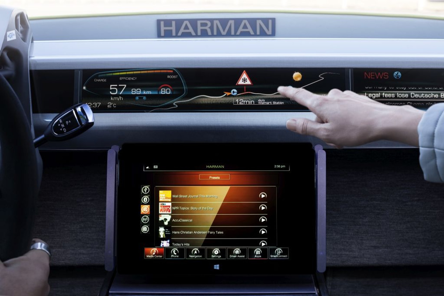 Trudno przeoczyć ostrzeżenia o utrudnieniach na drodze. Widoczne na górnym ekranie. Niżej dostęp do treści w sieci.