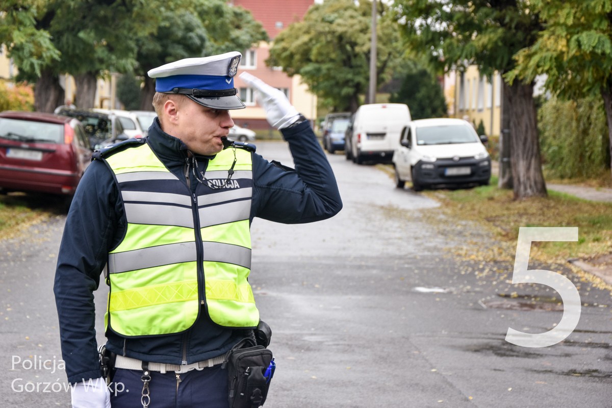 Policyjne gesty na skrzyżowaniu