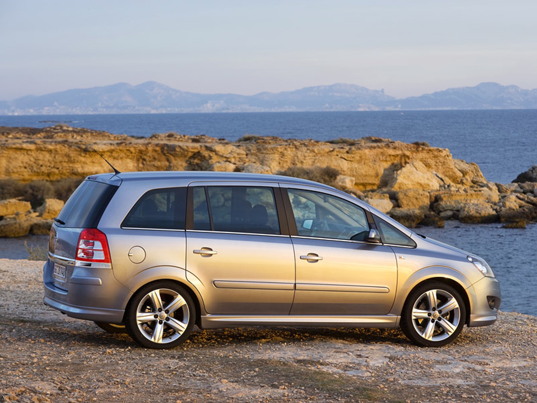 Opel: nowa Zafira w natarciu od lutego (dane techniczne plus ceny w Polsce)