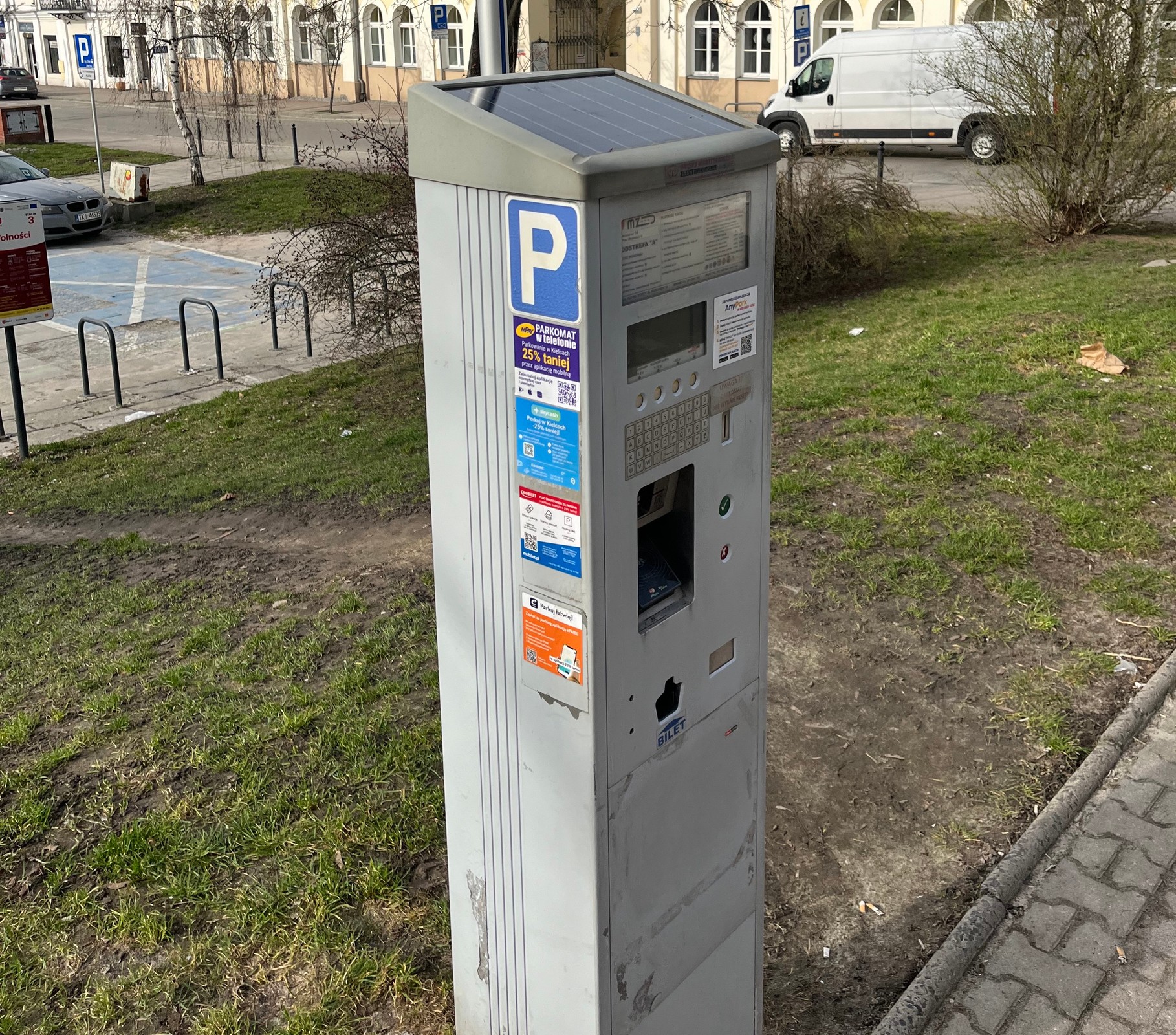 A oto miejski parkomat w centrum Kielc