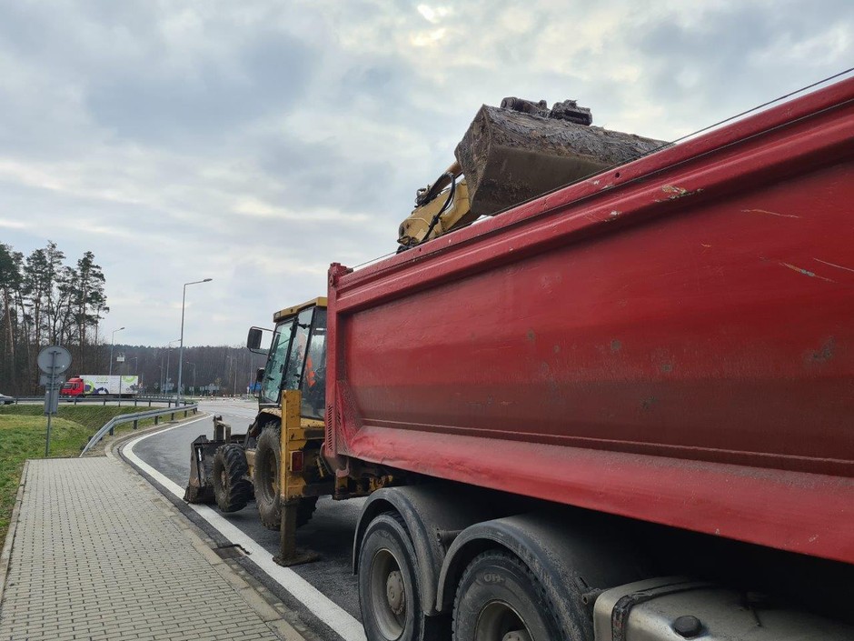 Kierowca wiózł pospółkę i kłamał inspektorom ITD w żywe oczy