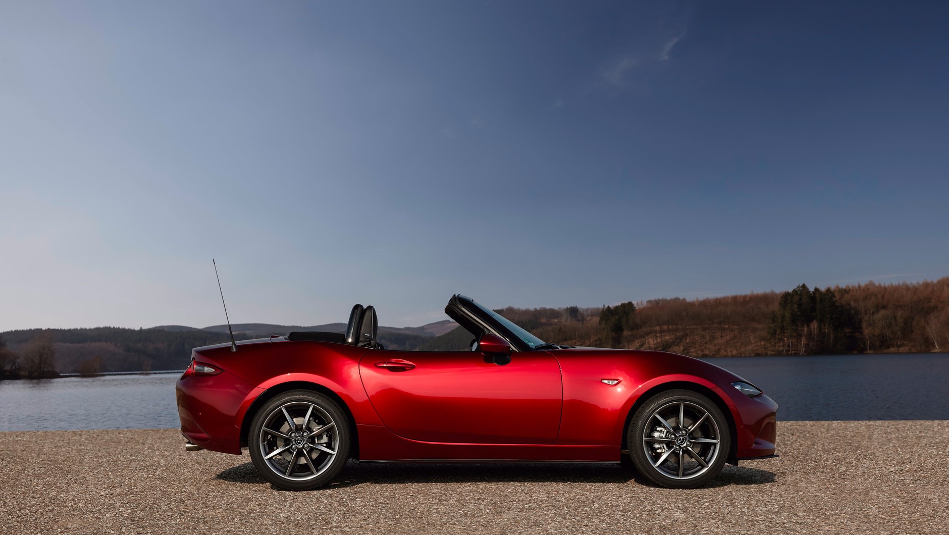 Mazda MX-5 to roadster, czyli rodzaj kabrioletu.