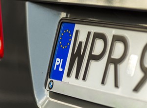 Kierowcy zapominają o tej zasadzie z tablicami. A kara zaczyna się od 1,5 tys. zł