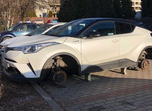 Plaga kradzieży kół. Auta na cegłach to coraz częstszy widok