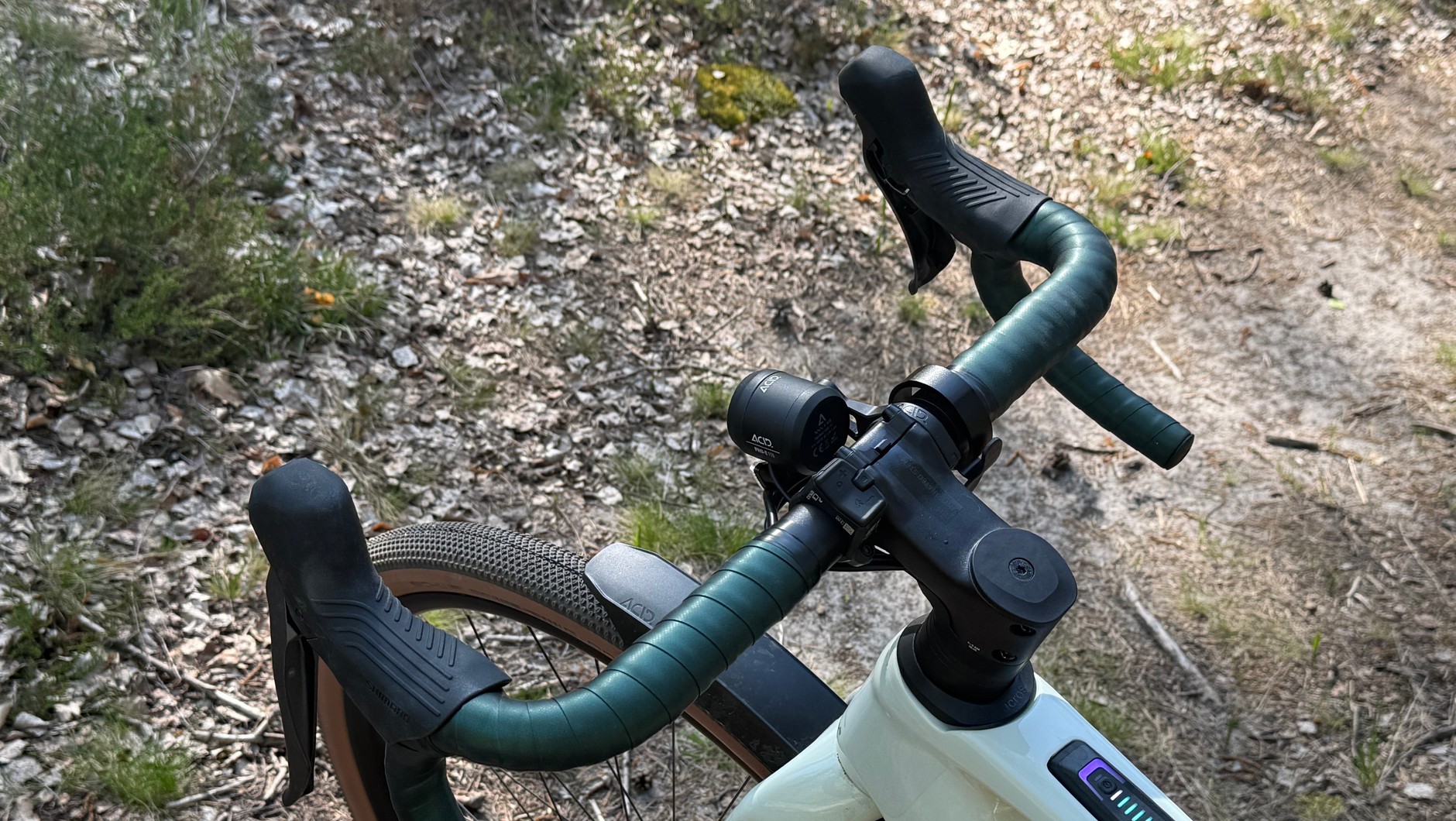 Kierownica typu baranek wymusza nieco bardziej pochyloną pozycję niż prosta kierownica w rowerze miejskim. Nie jest to jednak typowa pozycja szosowa