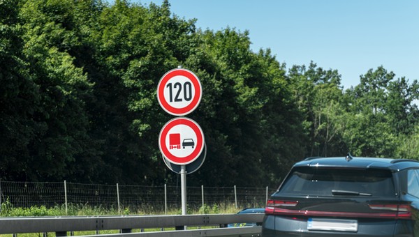 Nie pojedziesz szybciej, niż pozwalają znaki! Jeśli wszystko pójdzie po myśli Komisji Europejskiej, od 2030 r. samochody mają automatycznie hamować, jeśli kierowca będzie chciał jechać szybciej, niż pozwalają znaki. 