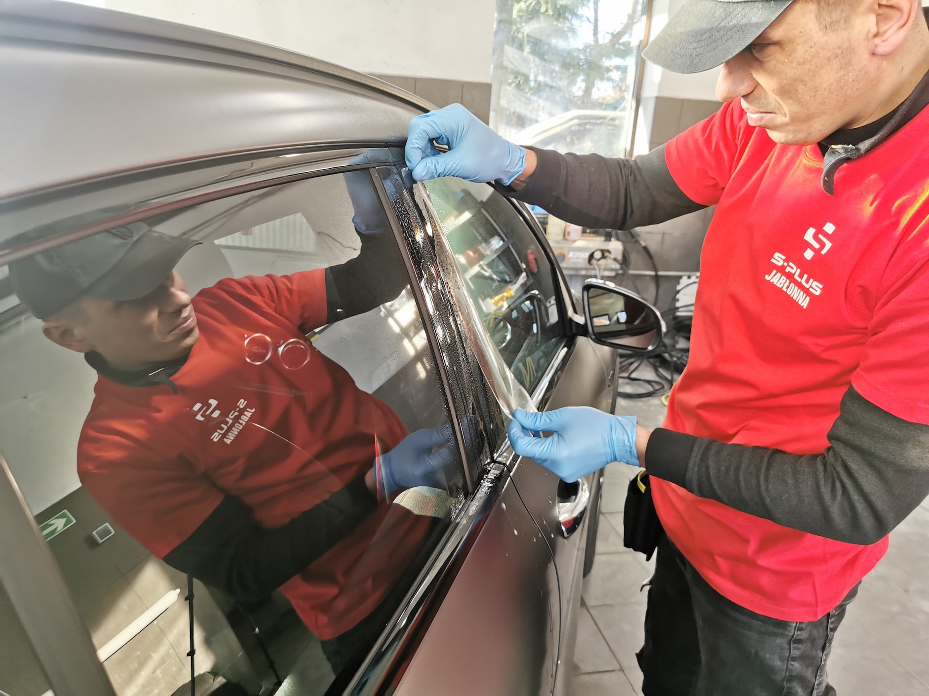 Folia PPF: oklejanie słupka wykończonego łatwo rysującym się, czarnym tworzywem o wysokim połysku