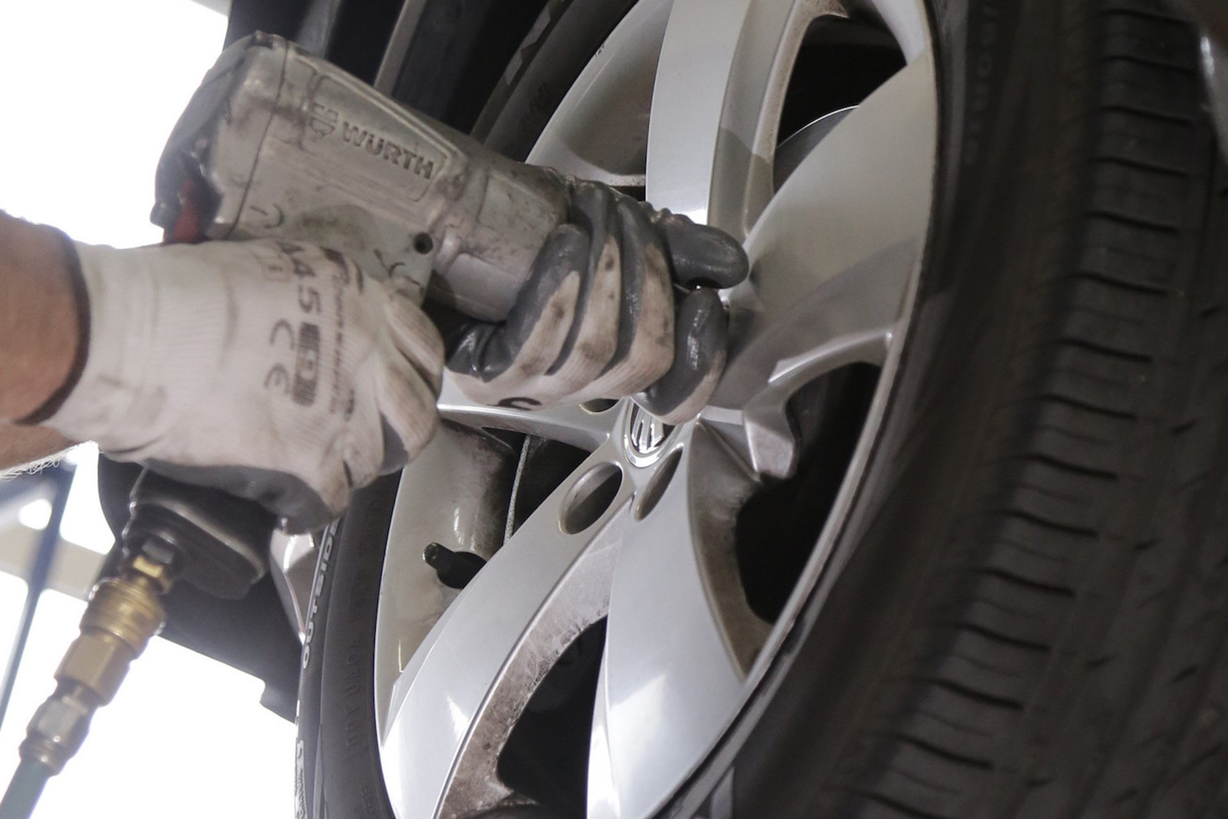 Kupił chińskiego elektryka i w pół roku "zajechał" opony. Sprzedawca: to normalne. Normalne?