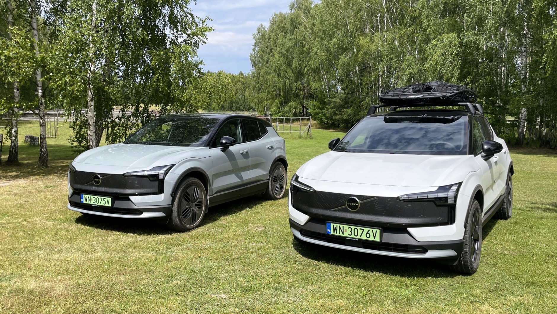 Volvo EX30 Cross Country z akcesoriami i bez nich