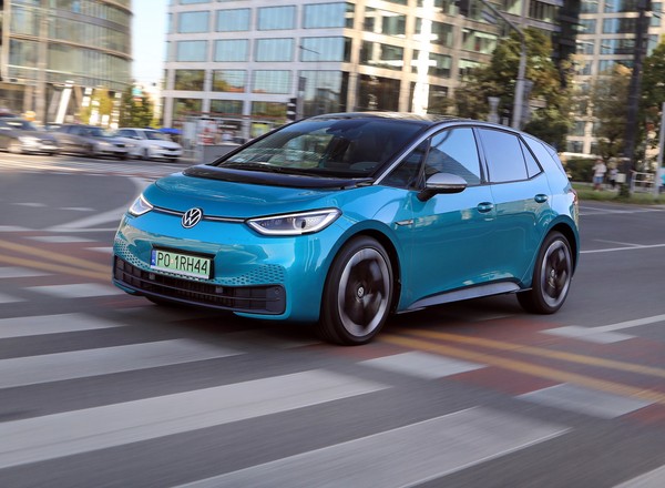 Auta elektryczne i hybrydowe będą głośniejsze, już od 1 lipca