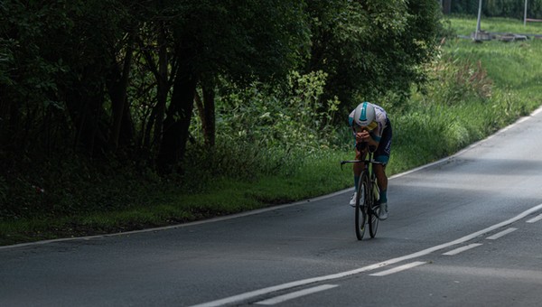 Rowerzysta na drodze