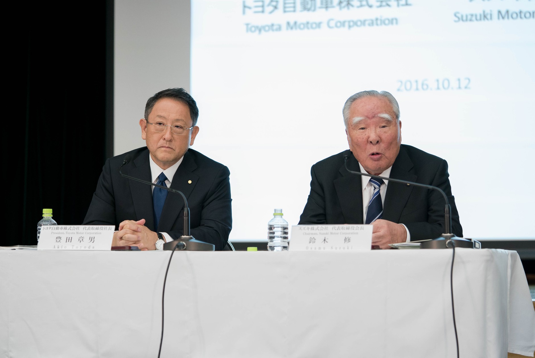 Akio Toyoda i Osamu Suzuki podczas konferencji w 2016 r.
