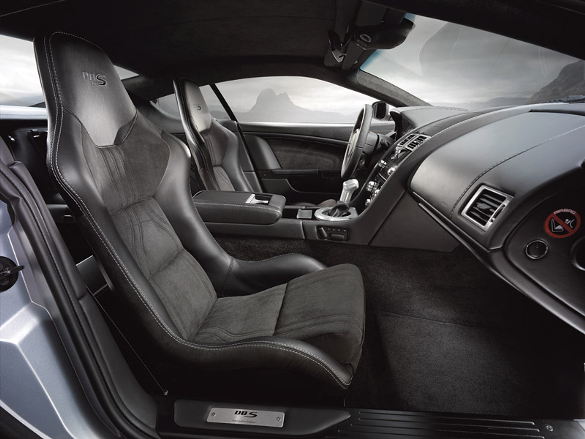 Nowy Aston Martin DBS w Pradze: oficjalne informacje i zdjęcia