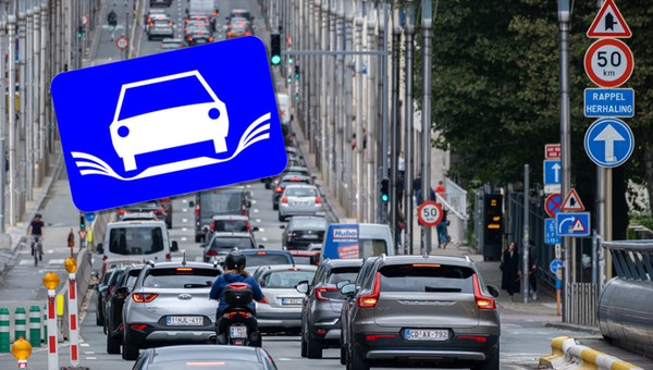 Samochód ze "skrzydłami" pojawił się na autostradach. Co oznacza ten nietypowy znak drogowy?