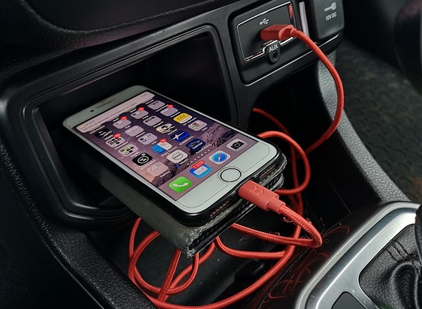 Jak ładować telefon podczas wakacyjnej podróży? Uwaga na temperaturę!
