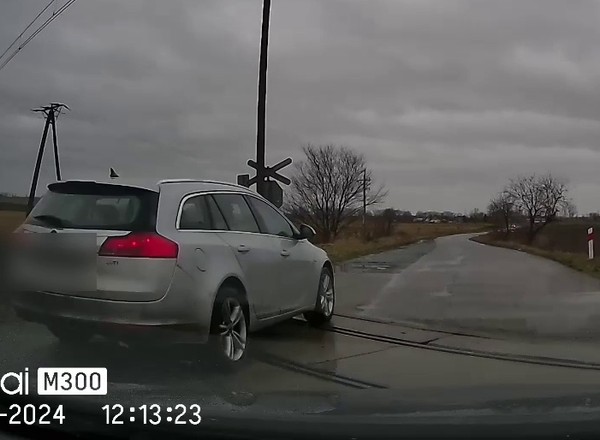 Kierowca opla wyprzedził na przejeździe kolejowym. Policjanci srogo go ukarali [WIDEO]