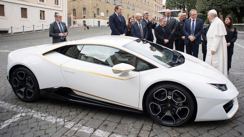 Papież sprzedał swoje Lamborghini za 3 miliony złotych