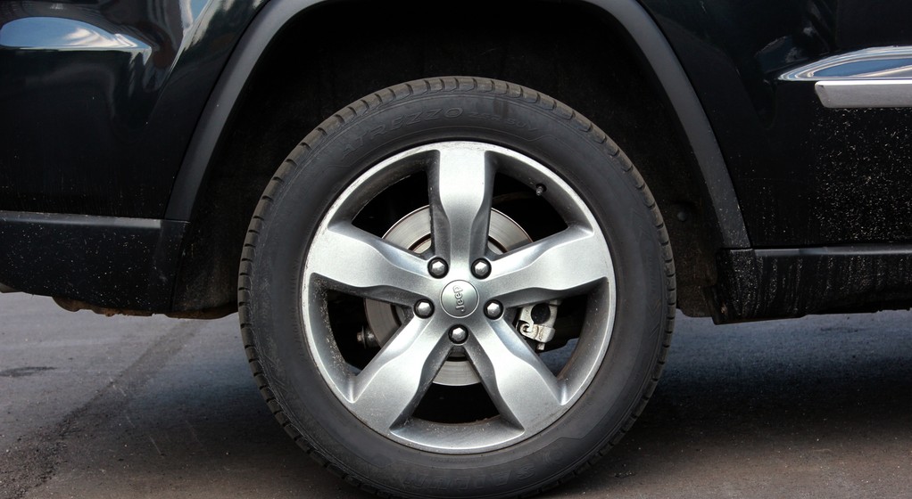 W USA jeden z pracowników napompował opony firmowego Jeepa Cherokee do ponad 90 PSI | zdj. ilustracyjne