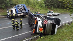 Przewrócona laweta z nowymi autami blokowała dojazd z Czech do granicy z Polską